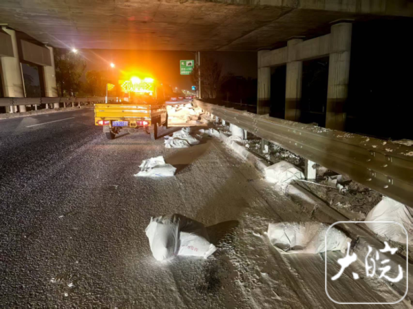 涨中宝 7公里道路被货物泼洒 芜湖公路部门连夜清理保畅通_大皖新闻 | 安徽网