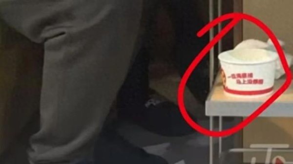 驰赢策略 事发海底捞！一家长用纸碗接小孩尿后放餐车，被邻桌投诉“一股味”